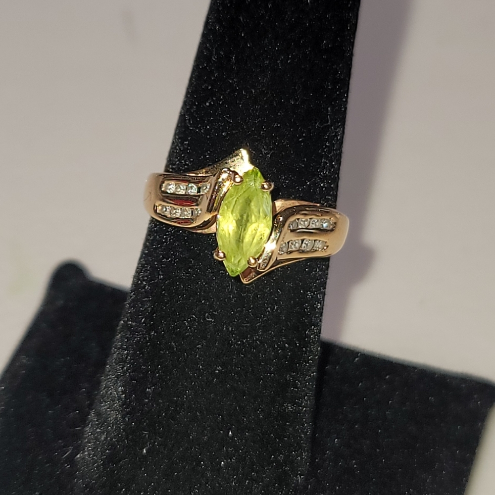 Elegant 14K Gold, Peridot And Diamond Gemstone Ring Sz 7